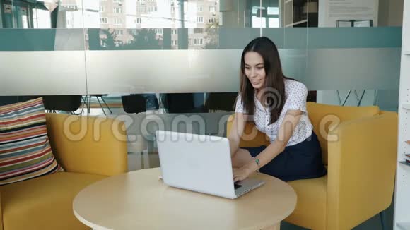 在电脑上工作的年轻女人视频的预览图