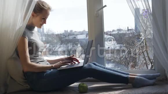 在她笔记本电脑上工作的女人视频的预览图