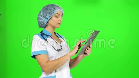 手拿听诊器和平板电脑的医生视频的预览图
