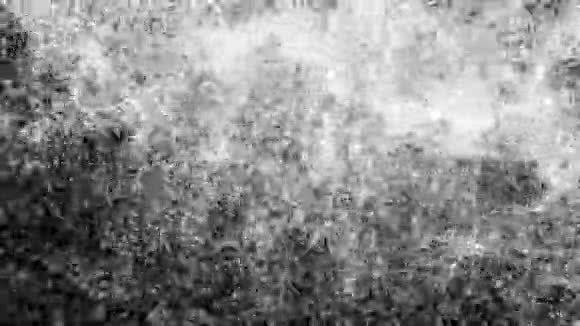 降雪背景是否孤立在黑色卢马冰上雪落的无缝环形背景51岁视频的预览图