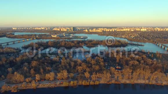 在城市里飞过河流基辅乌克兰视频的预览图