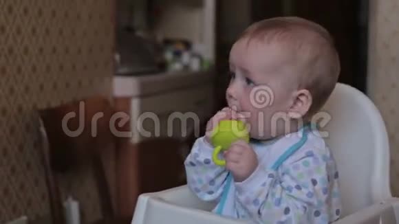 宝宝坐在家里吃饭视频的预览图