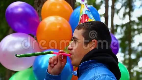 在生日聚会上拿着气球的青少年视频的预览图