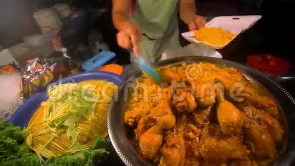 泰国菜炸鸡米饭出售视频的预览图