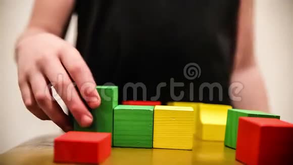 十几岁的男孩建造一座砖塔玩积木视频的预览图