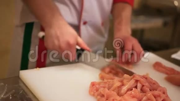 厨师手切鸡片快关门高清高清视频的预览图
