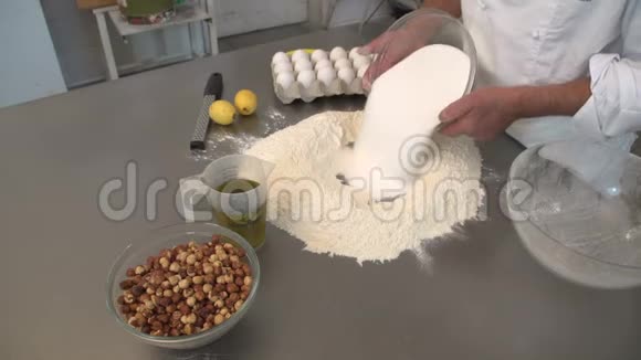 准备意大利蛋糕和糕点视频的预览图