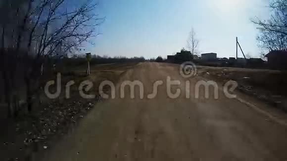 乡村驾驶汽车在砾石路上使用菲舍耶镜头视频的预览图