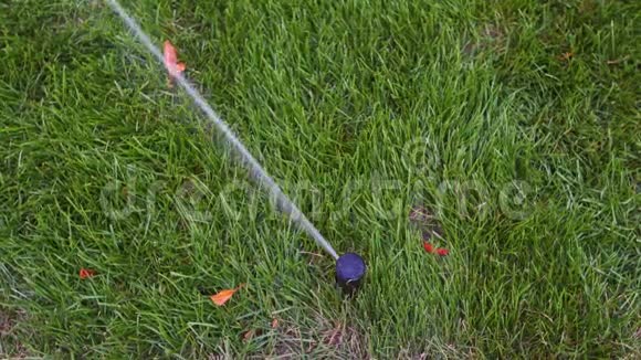 园灌喷灌浇水草坪在园区走道附近自动旋转灌溉系统青草视频的预览图