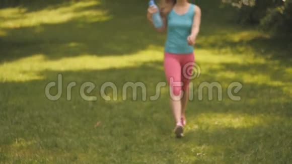 公园里漂亮的少女运动视频的预览图