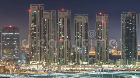 阿布扎比AlReem岛上的建筑物夜间时间从上面过去视频的预览图