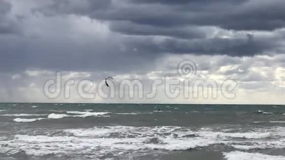 今天是阿雷纳海滩暴风雨日视频的预览图