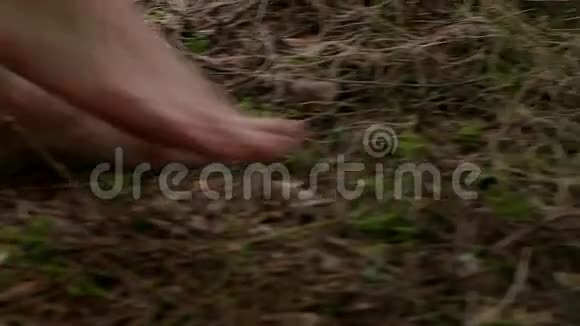 女孩穿着斗篷赤脚走在树林里视频的预览图