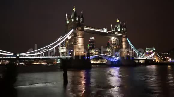 塔桥电梯在夜间视频的预览图