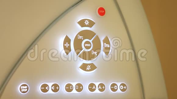 自动断层扫描核磁共振机上数字控制面板上的女性手按按钮视频的预览图
