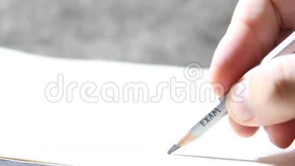 学生写考试铅笔考试的题字视频的预览图