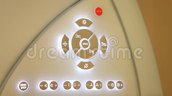 自动核磁共振成像机上数字面板控制台上的女性手按按钮视频的预览图