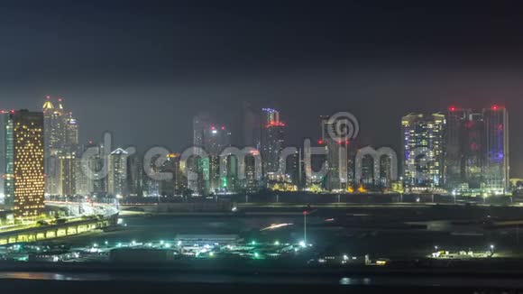阿布扎比AlReem岛上的建筑物夜间时间从上面过去视频的预览图
