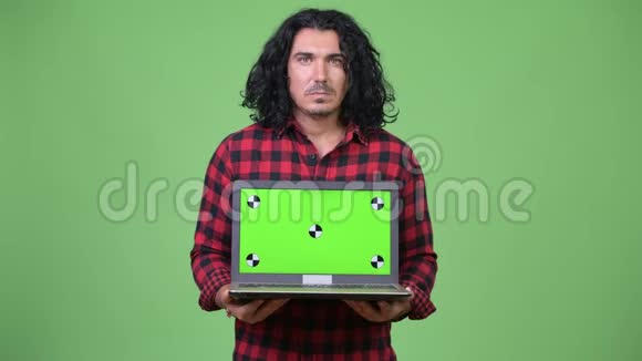 帅气的时髦男人一边看笔记本电脑一边思考视频的预览图