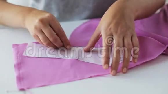 女用针缝纸样织物视频的预览图