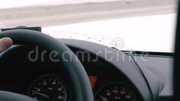 冬天开车旅行视频的预览图