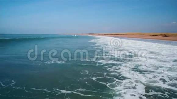 海浪到达海滩的镜头视频的预览图