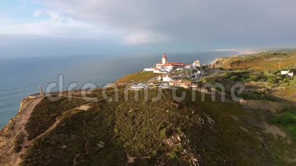 日落时分葡萄牙卡波达罗卡的岩石海滩视频的预览图