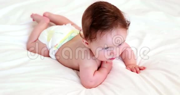 婴儿穿着尿布躺在床上视频的预览图
