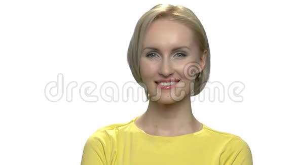 金发女人的肖像带着可爱的微笑视频的预览图