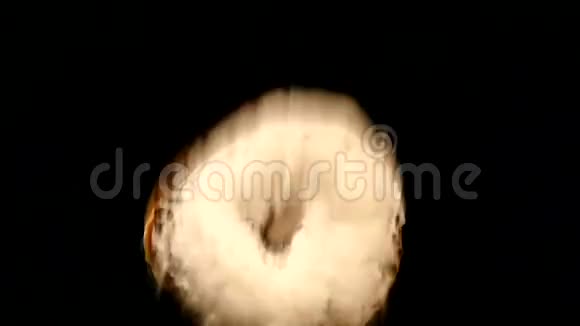 一个带糖粉的甜甜圈落在黑桌上视频的预览图