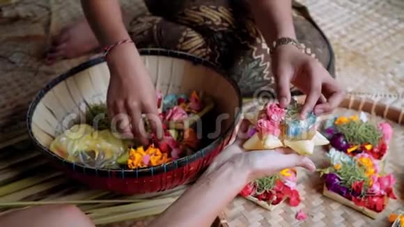 巴厘岛妇女做祭品视频的预览图