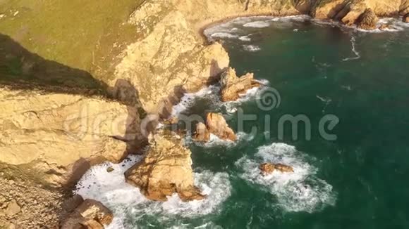 日落时分葡萄牙卡波达罗卡的岩石海滩视频的预览图