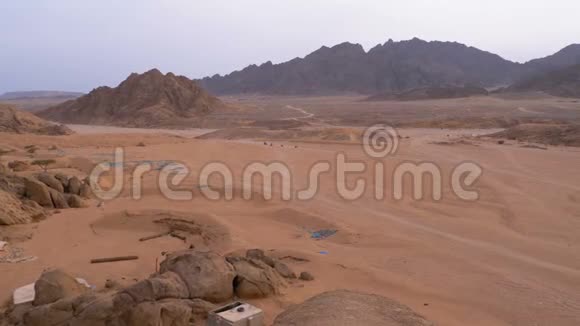 在埃及沙漠中一列四方自行车在山脉的背景下行驶驾驶ATV视频的预览图