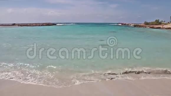 美丽的尼西海滩附近的阿伊亚纳帕塞浦路斯岛视频的预览图