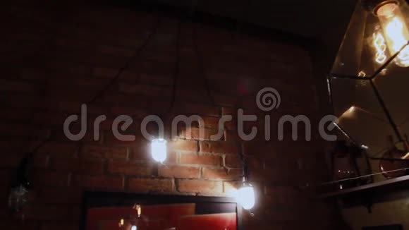 墙上的灯座里有白炽灯视频的预览图