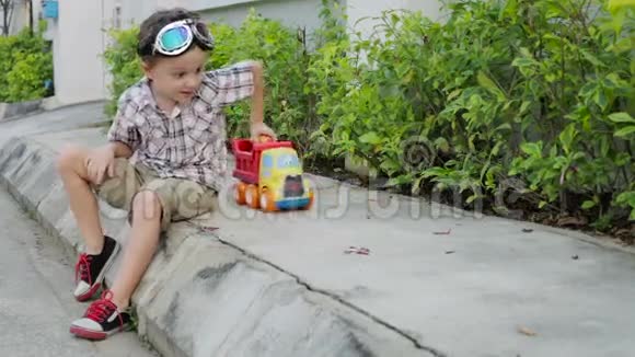 快乐的小男孩玩玩具车视频的预览图