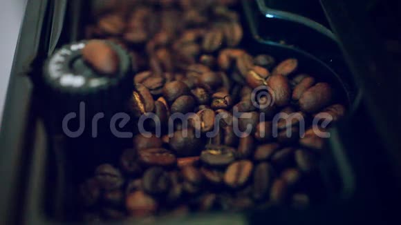 在咖啡机里放一些咖啡豆视频的预览图