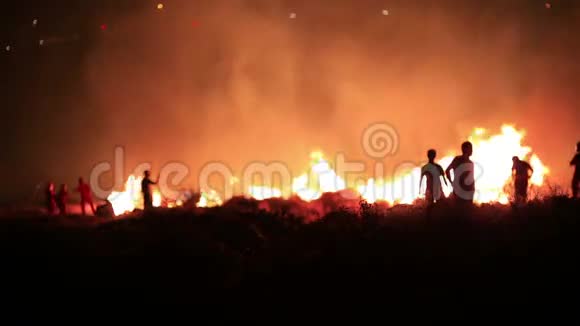消防员在夜间森林火灾视频的预览图