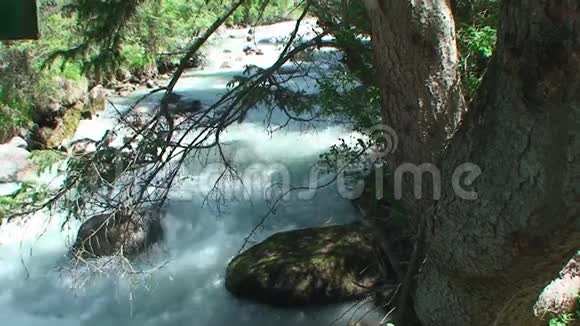 有着纯净水的崎岖山河视频的预览图