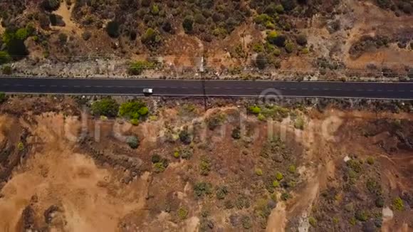 西班牙加那利群岛特内里费沙漠公路上的汽车俯视图视频的预览图