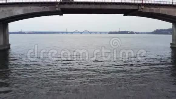 通过河流交通的城市桥景视频的预览图