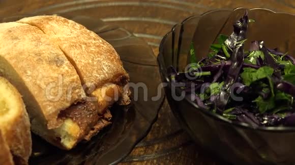 健康三明治芝士面包加沙拉4K超高清超高清视频的预览图