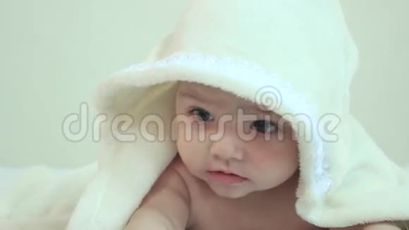 婴儿男孩躺在白色毛巾上视频的预览图