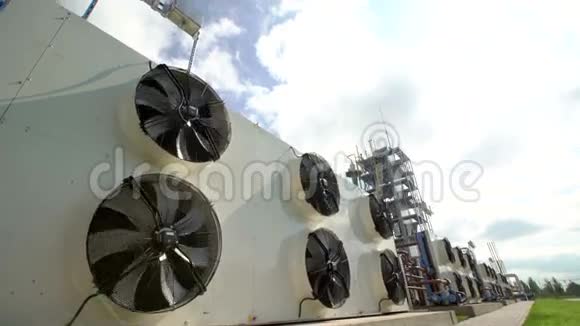 现代工厂的大型工业风扇滑杆射击视频的预览图