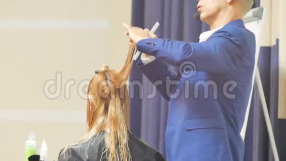 美容师在行动理发师和顾客白色头发的发型模特舱里的金发在船舱里工作视频的预览图