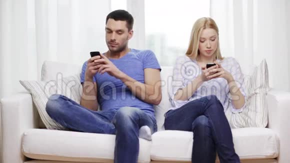 家里有智能手机的情侣视频的预览图