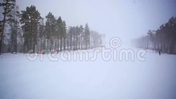 暴雪山上滑雪缆车的斜坡视频的预览图