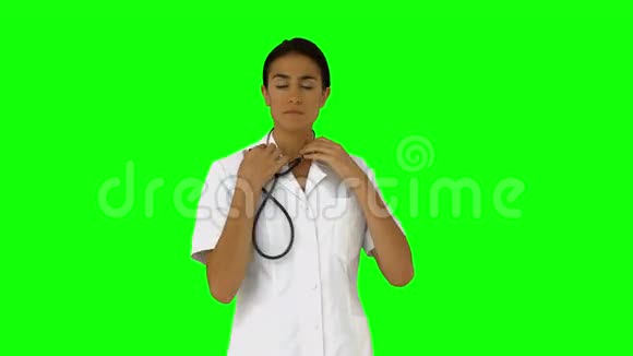护士用听诊器听诊视频的预览图