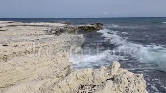白色的悬崖和蓝色的大海地中海塞浦路斯海岸视频的预览图