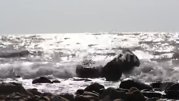 波浪撞击石头和阳光视频的预览图